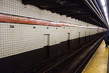 pohled na trať a stěnu metra z nástupiště na stanici 47th-50th Streets-Rockefeller Center