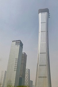 Небоскрёб Чайна-Цзунь (справа) строится в апреле 2018 года.