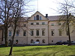 Mellan 1701-1804 låg skolan i denna byggnad på Läroverksgatan 9, där idag domkyrkans församlingshem finns, bredvid Linköpings domkyrka. Skolan låg redan här 1627 men byggnaden brann ner 1700.