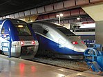 Pociąg dużych prędkości TGV oraz pociąg regionalny TER Provence-Alpes-Côte d’Azur na dworcu Gare de Marseille-Saint-Charles