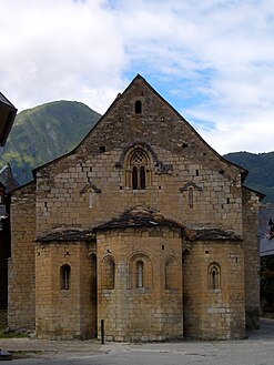 Absis poligonals; sobrealçat de la nau i finestra goticitzant al capcer primitiu. Sant Estèue, Betren (Val d'Aran)