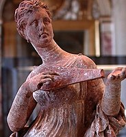 Mujer tocando la pandura. siglo II a. C.