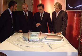 Վ. Մուտկոն (ձախից երրորդը) Սպարտակ ՖԱ մարզադաշտի մակետի շնորհանդեսին Մոսկվա, 2006 թվական