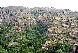 Пещерный город с руинами церквей в районе Хндзореска