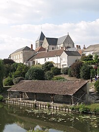 Lavoir en bordure du canal d'Orléans.