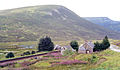 Blick von Südosten, im Vordergrund der stillgelegte Bahnhof von Dalnaspidal an der Highland Main Line