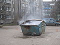 Fumiĝanta rubujo en urbo Kaliningrad, Rusio, la 26-a de decembro 2007