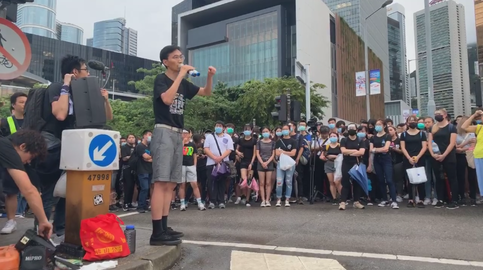 In the afternoon of 17 June, Eddie Chu rallies citizens to gather outside the Office of the Chief Executive; Those present were discussing whether to set a deadline for Carrie Lam to meet with them.