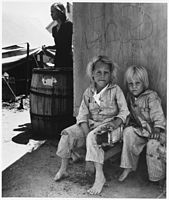 Děti mladých kočovných rodičů, kteří původně bydleli v Texasu. Edison, Kern County, Kalifornie.