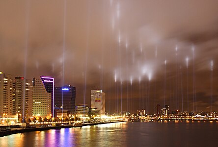 Rotterdam semalarında, 14 Mayıs 1940 tarihinde Nazi Almanyası tarafından gerçekleştirilen Rotterdam Bombardımanı'nın ardından çıkan yangın sonucu imha edilen bölgenin sınırlarını gösteren, Mothership firmasının sanat prodüktörlüğünü üstlendiği ve 12 kmkarelik bir alana yayılan ışık gösterisi (15 Mayıs 2007). (Üreten: Trebaxus)