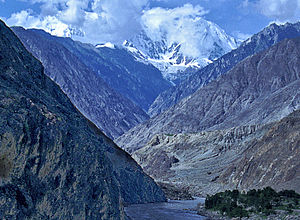 Soutěska Indu vzniká, když se řeka Indus ohýbá kolem masivu Nanga Parbat, který se tyčí vzadu a vymezuje západní kotvu pohoří Himálaj.
