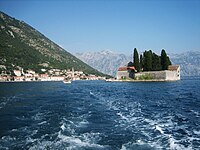 Perast en Sveti Đorđe vanuit een bootje op de Baai van Kotor