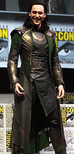 Tom Hiddleston v kostýmu Lokiho na Comic-Conu