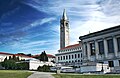 Sather Tower vista desde Memorial Glade na Universidade de California, Berkeley