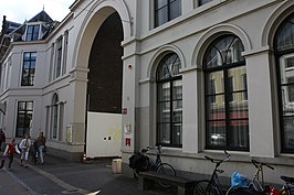 Deel van de Wittevrouwenstraat ter hoogte van het paleiscomplex met nieuwbouw van latere datum (onder meer de poort dateert uit circa 1834).