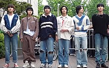 Boynextdoor di 2023 Dari (kiri ke kanan): Woonhak, Riwoo, Jaehyun, Sungho, Leehan, & Taesan