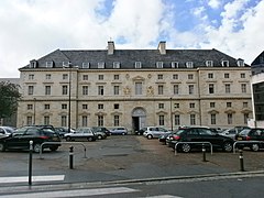 L'ancienne caserne Stengel transformée en appartements (XVIIIe siècle, Monuments historiques, 1992).