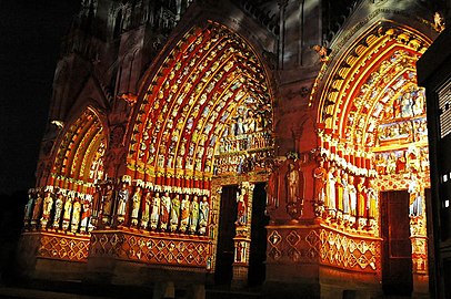 Западните портали на Амиенската катедрала са пример за лъчиста готика