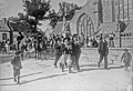 La fête des Cormorans à Penmarch (défilé de joueurs de biniou et de bombarde devant l'église Saint-Nonna le 7 août 1921)