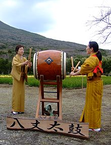 Dua wanita yang mengenakan kimono menampilkan Hachijō-daiko tradisional.