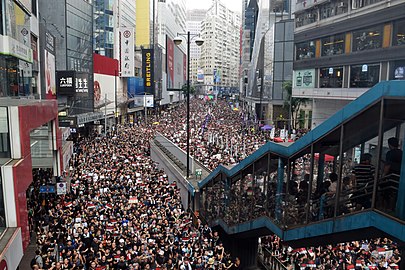 Protesters on Hennessy Road outside Hysan Place.