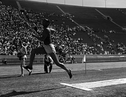 ג'סי אואנס קופץ לרוחק באולימפיאדת ברלין, 1936