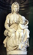 Esculpida por Miguel Ángel en Italia en 1504, la Madonna de Brujas, trasladada a la iglesia de Nuestra Señora de Brujas en 1506.