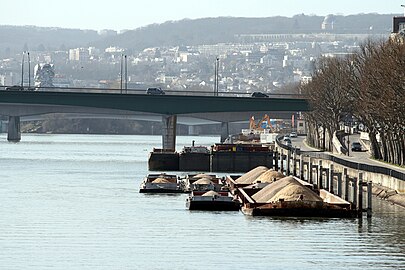 Barges près du pont Mirabeau.