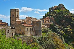 Kostel Nanebevzetí Panny Marie (Chiesa di Santa Maria in Cielo Assunta) z 12. století, v pozadí hrad Pentefur