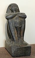 プタハ像を挟み抱える船頭パ・アンク・ラーのブロック像、紀元前650-633年頃のエジプト末期王朝。キャビネ・デ・メダイユ所蔵