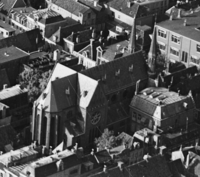 Het gebouw gezien vanaf de achterzijde op een vooroorlogse luchtfoto