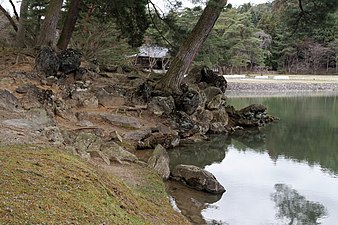 毛越寺浄土庭園 池の南西部にある築山