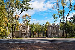 Вход в Александровский парк через Красносельские («Слоновые») ворота, вид с дороги на Александровку