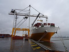 Chargement d'un porte-conteneurs de la compagnie Grimaldi dans le port d'Anvers en Belgique