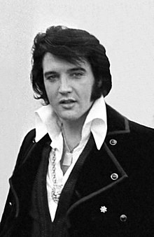 Elvis Presley en la jaro 1970 post vizito ĉe prezidanto Nixon kaj dono de insigno de federacia agento en batalo kontraŭ narkotaĵoj