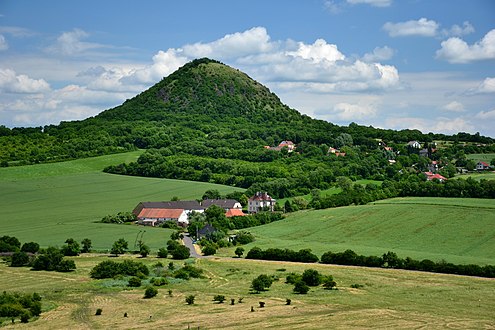 Le hameau de Milá et le Písečný vrch (318 m).