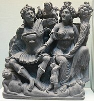 仏教の神々である般闍迦(左)と鬼子母神(右)の像、3世紀。ガンダーラ
