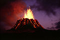 De Puʻu ʻŌʻō is een van de vulkaankegels op de Kīlauea. De afbeelding toont een uitbarsting van deze kegel in 1983. De lavafontein reikt ca. 40 m hoog.