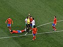 Eine kleinere Rudelbildung beim Spiel Spanien – Portugal bei der WM 2010