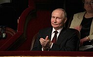 Vladimir Putin vỗ tay tại Nhà hát Lớn Hà Nội.