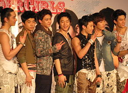 A 2PM 2009-ben Bangkokban, eredeti felállásban. Balról jobbra: Chansung, Wooyoung, Nichkhhun, Junho, Jay Park, Junsu, Taecyeon