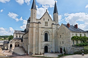 Façade ouest de l'abbatiale.