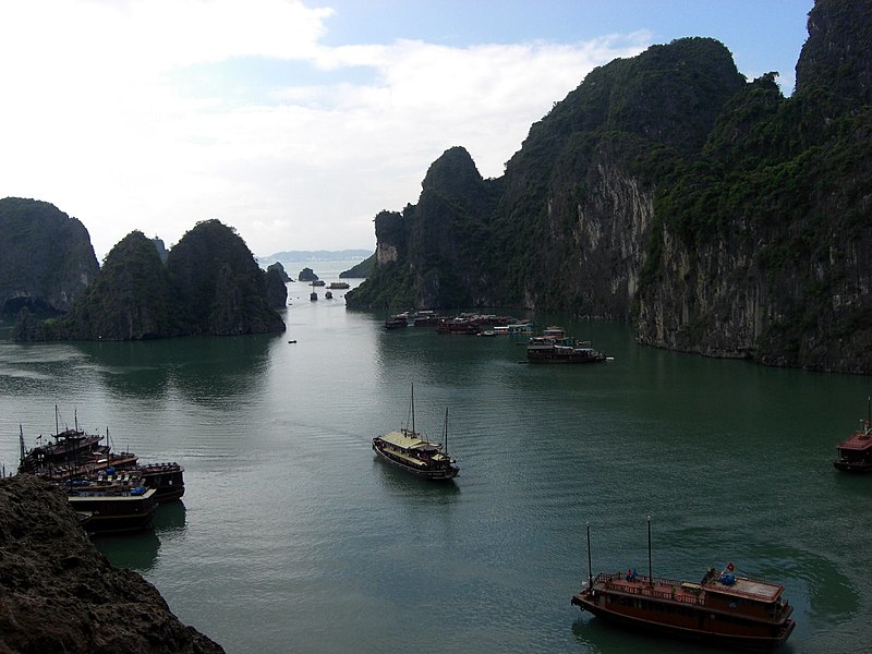 File:Baie d'Halong.JPG