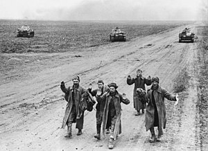 Радянські військовики здаються в полон після розгрому на Керченському півострові. Травень 1942 року