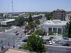 Downtown Bakersfield dengan City Hall dan Kantor pusat polisi di sisi kiri dan Hall of Records di sebelah kanan