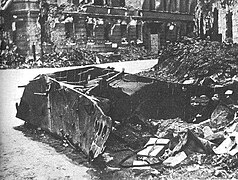 Lors de l'Insurrection de Varsovie, cet engin occasionna le 13 août 1944 la mort d'environ trois cents combattants et civils polonais. Telle est la légende historique du cliché ; néanmoins, la forme générale de l'engin ne correspond que peu à un B IV, qui n'est pas destiné à être détruit, et qui l'aurait été entièrement en ce cas...