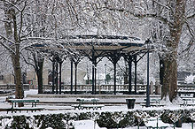 Photo du kiosque du jardin de ville sous la neige.