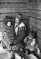 Samische Mutter mit Säugling in der Komse, 1917