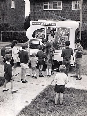 אוטו גלידה של חברת ליונס מייד בקיימברידג', בריטניה, בשנות ה-60.