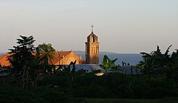 Bugongakyrkan i Entebbe, med Victoriasjön i bakgrunden.